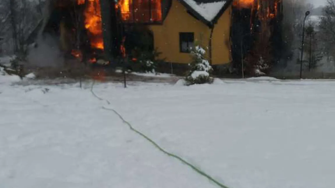 Incendiu puternic la o vilă din Bran. Pompierii au intervenit de urgenţă