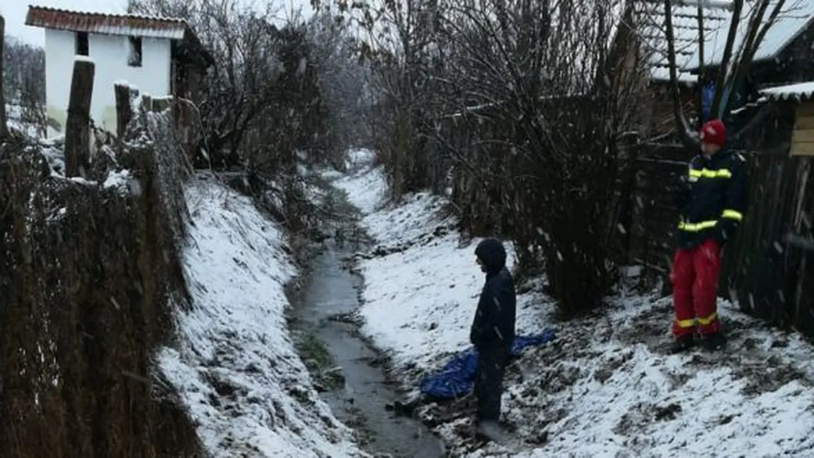 Femeie găsită moartă într-un pârâu. Poliţia a deschis dosar pentru ucidere din culpă