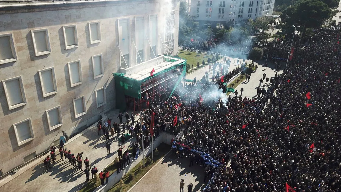 Proteste violente în Albania: Poliţia a folosit gaze lacrimogene împotriva manifestanţilor care au vrut să intre în clădirea guvernului