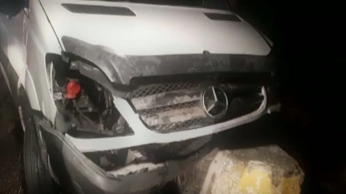 Accident grav în Mehedinţi. 11 persoane au fost rănite, după ce microbuzul în care se aflau a intrat într-un parapet