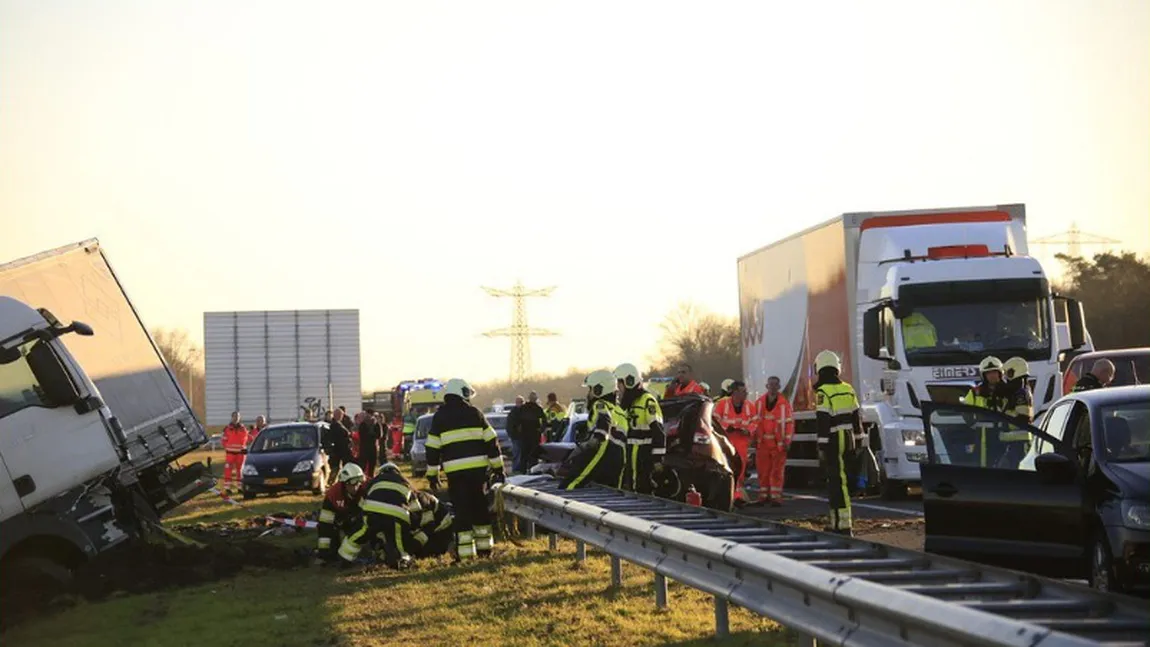 Accident grav provocat de un român în Olanda. A intrat cu camionul într-o coloană de maşini