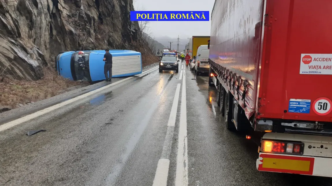 Două microbuze s-au ciocnit frontal pe Valea Oltului