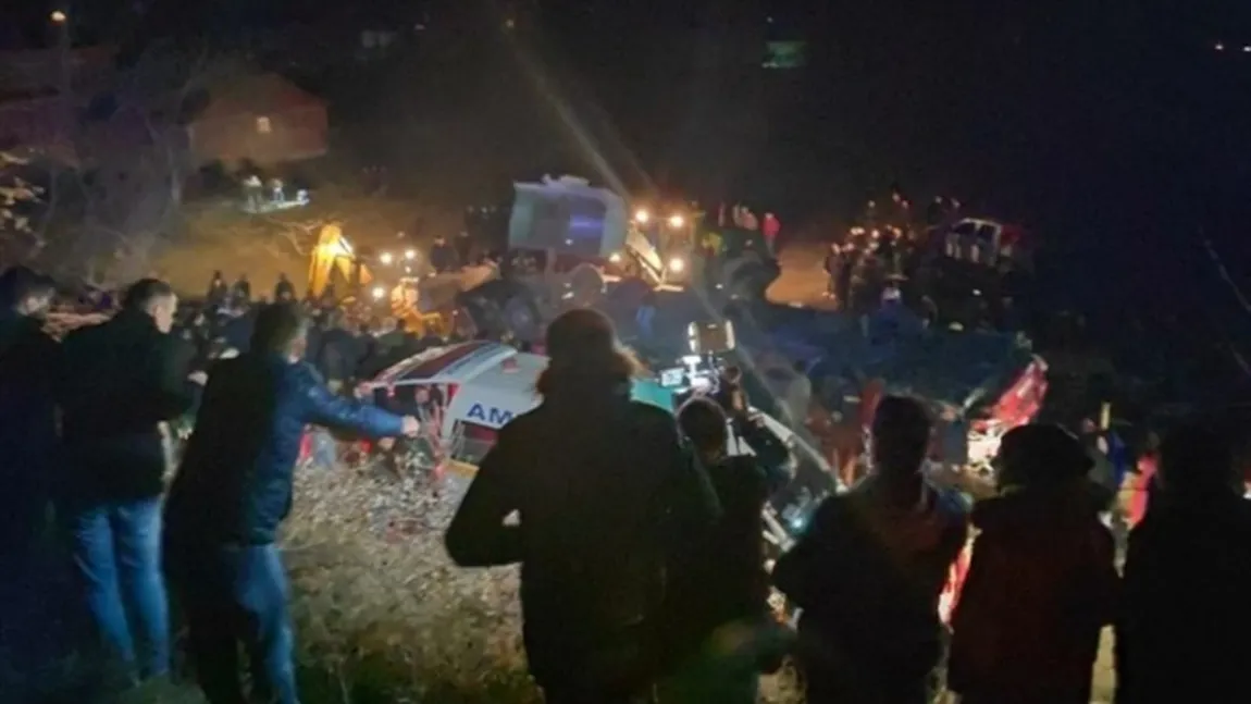 Două zile de doliu pentru cei 14 morţi în accidentul din Macedonia. Un autobuz plin cu călători s-a prăbuşit în prăpastie