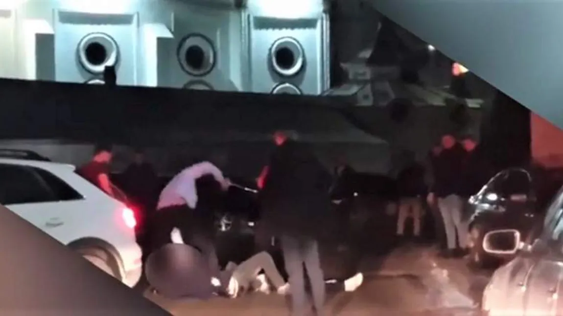 Mai mulţi tineri s-au bătut ca-n filme lângă un club din Târgu Neamţ. Un băiat prăbuşit pe asfalt este călcat în picioare VIDEO