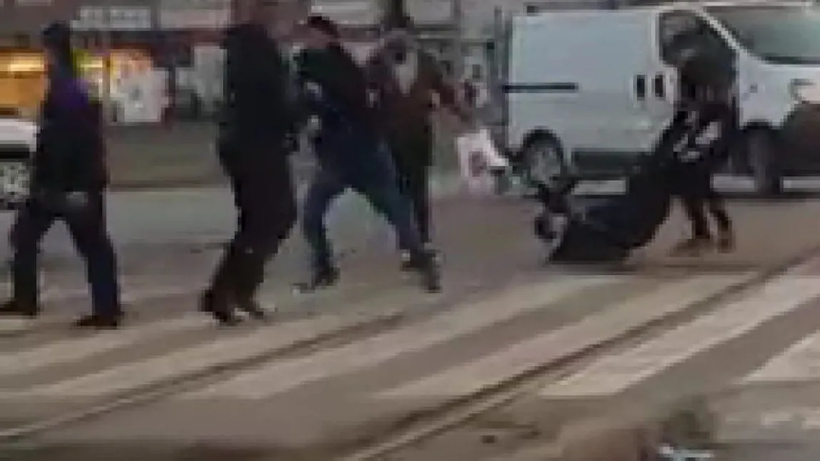 Scene şocante în trafic, la Galaţi. Mai mulţi indivizi şi-au împărţit pumni şi picioare în stradă