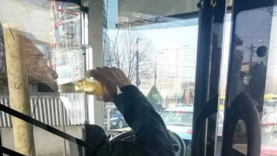 Revoltător. Un şofer de autobuz din Constanţa, fotografiat în timp ce bea băutură alcoolică volan FOTO