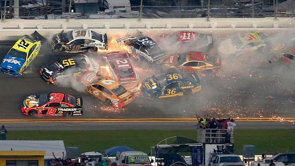 Accident spectaculos în prima etapă din NASCAR. 21 de maşini au fost implicate VIDEO
