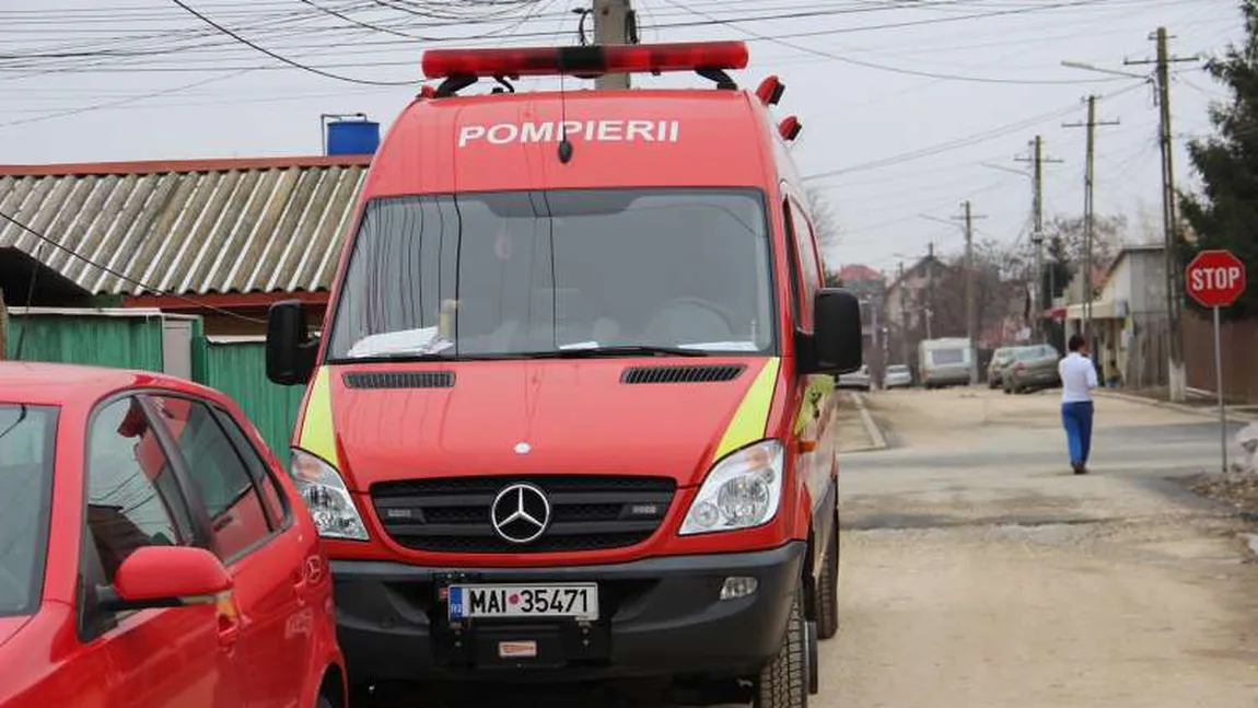 Doi marinari, scoşi din apă de pompieri după ce au căzut în bazinul portului maritim. Unul din ei a murit la spital