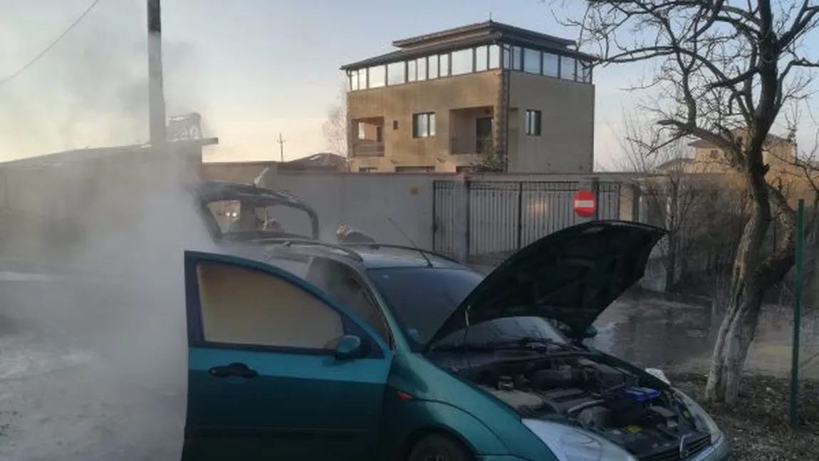 La un pas de tragedie pe şosea. O maşină a luat foc în mers în Giurgiu