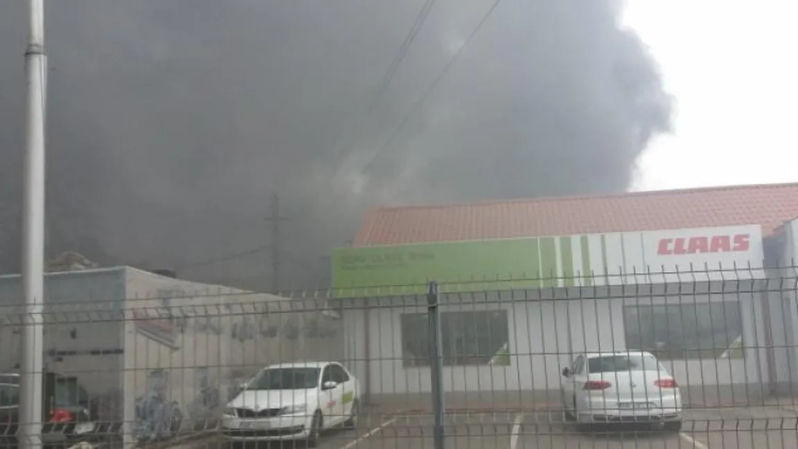 Incendiu puternic la un service auto. Opt maşini au ars