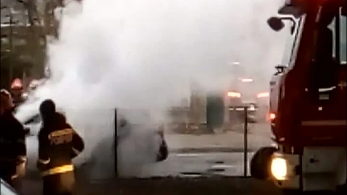 Panică în Capitală. O maşină a luat foc în mers