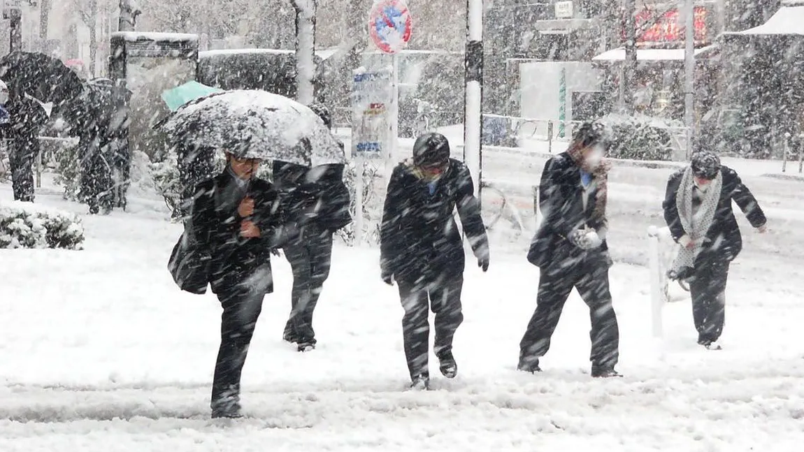 PROGNOZA METEO: Ninsori, viscol şi ploi după temperaturi de 15 grade, inclusiv în Bucureşti
