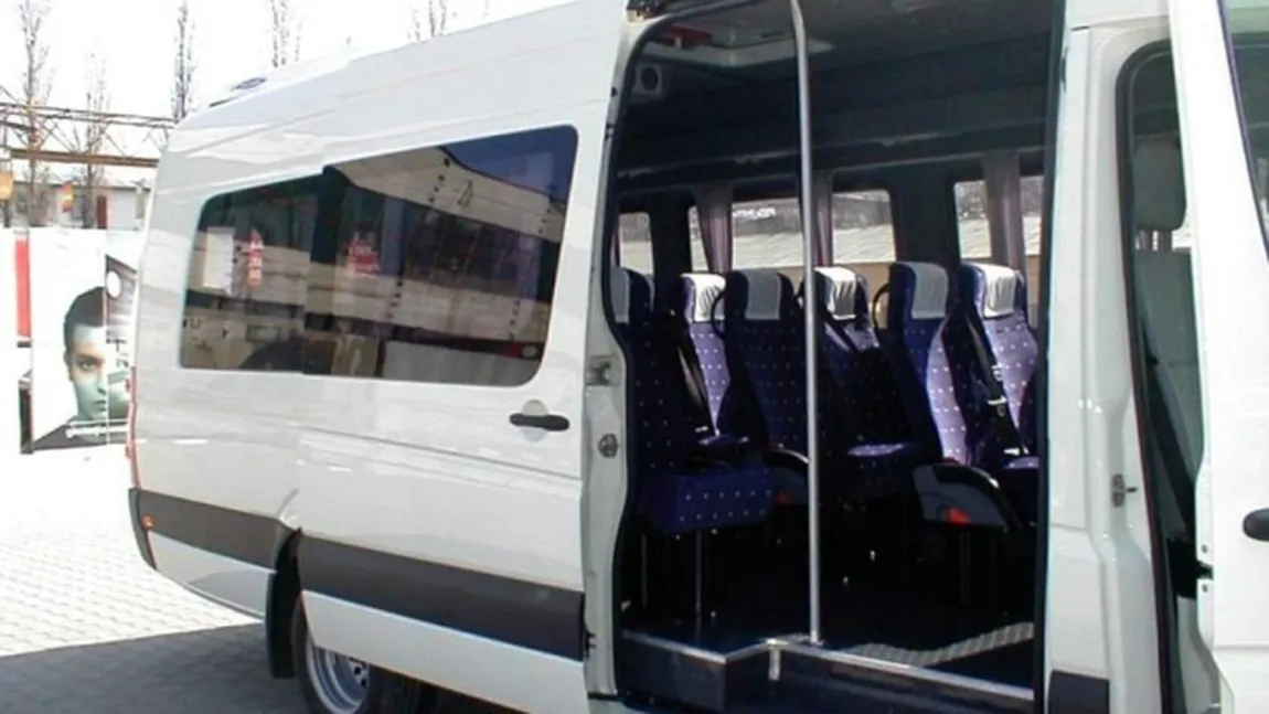 Fetiţa care a căzut în cap din microbuz a murit. A fost deschisă o anchetă