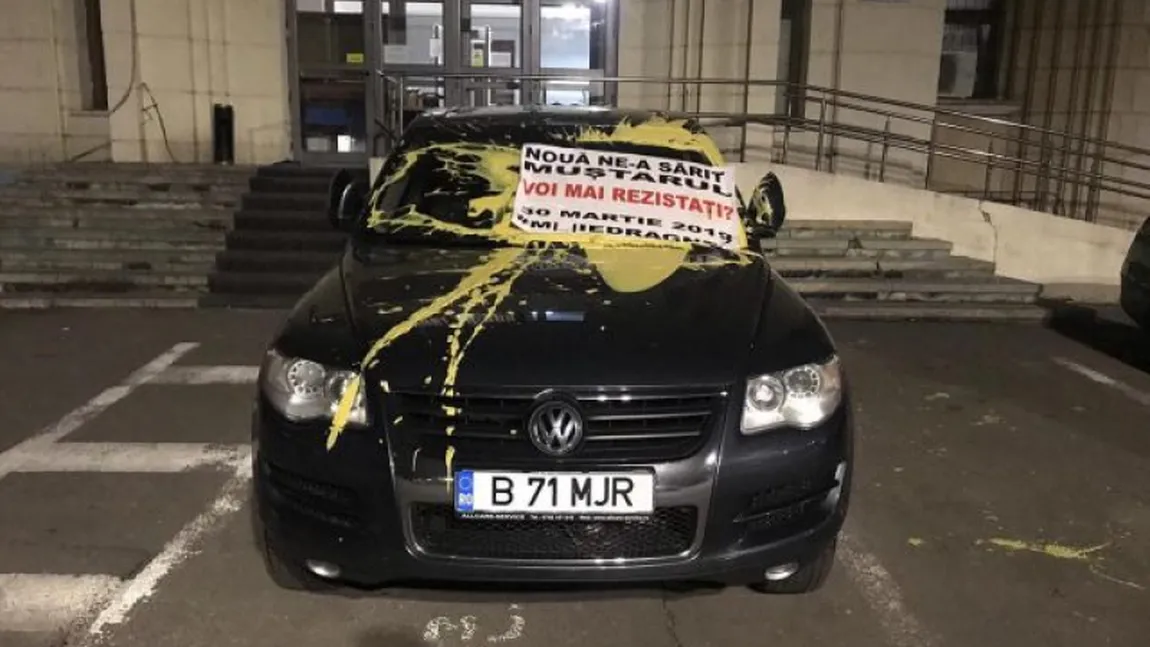 Sediul Ministerului Justiţiei, vandalizat protestatarii Rezist. Dide, Sandi Matei şi Marian Ceauşescu l-au mânjit cu muştar