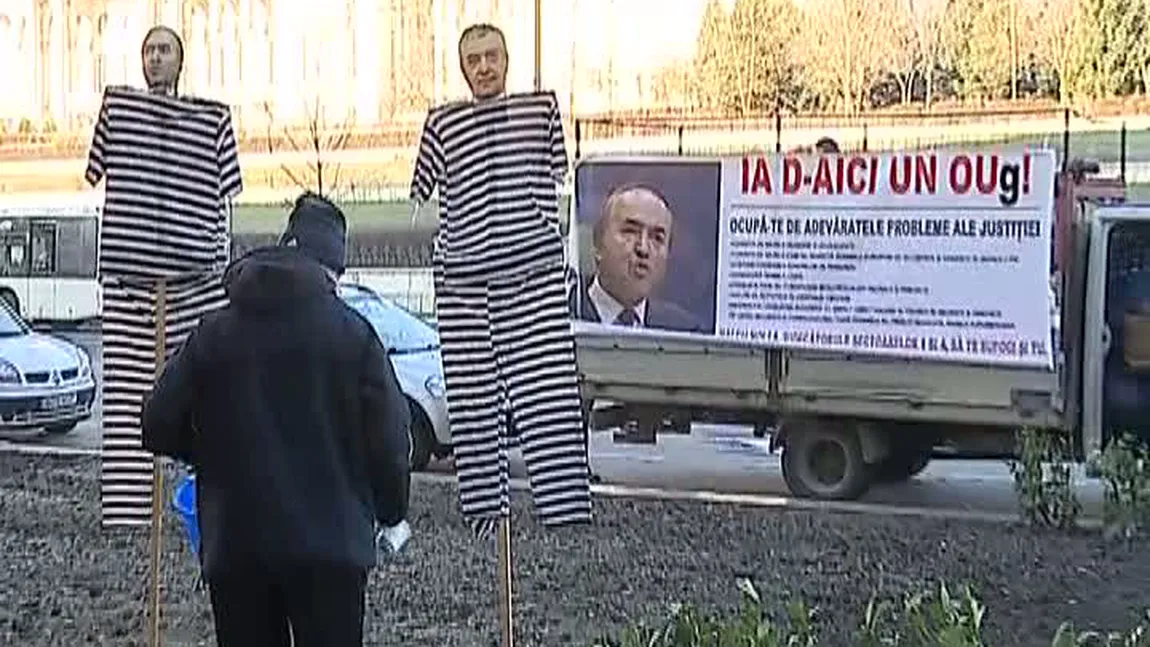 Protest cu ouă la Ministerul Justiţiei după OUG care modifică legile justiţiei. Reacţia Jandarmeriei
