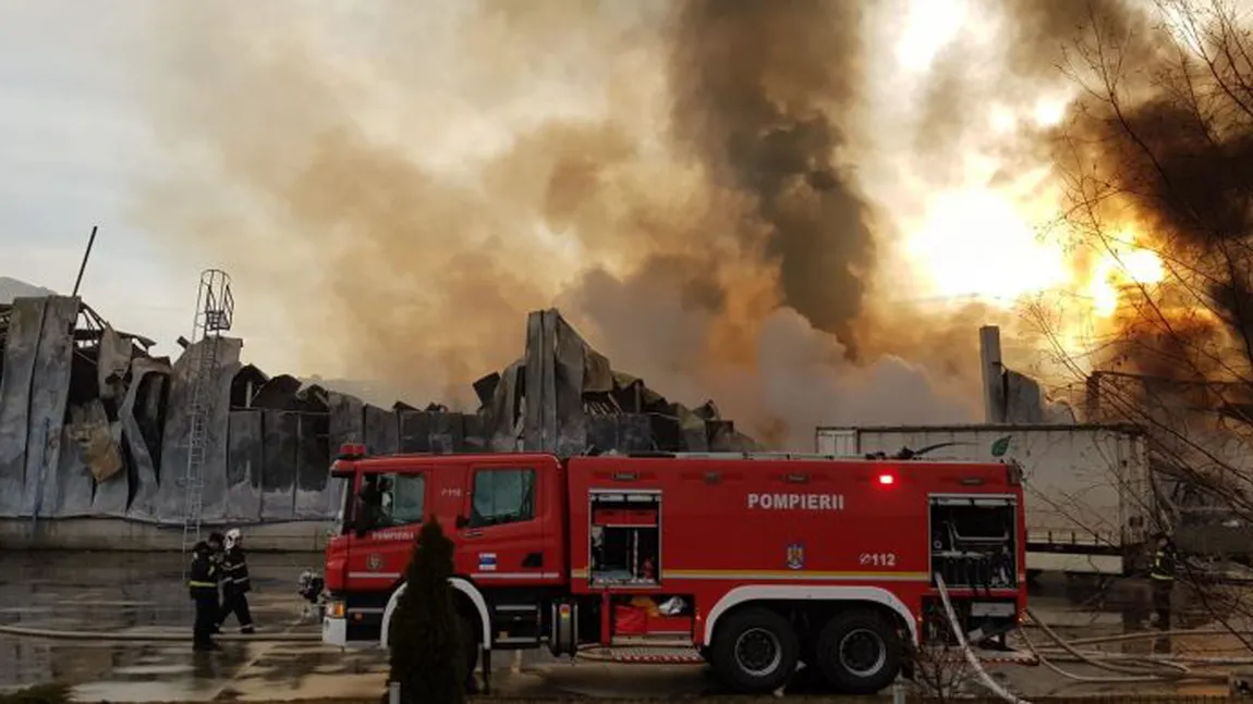Incendiu de la fabrica de condimente din Alba Iulia nu a fost stins nici după mai bine de 50 de ore