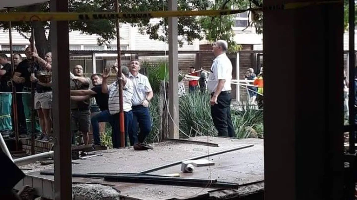 Cel puţin trei elevi au murit după ce o alee de la o şcoală s-a surpat