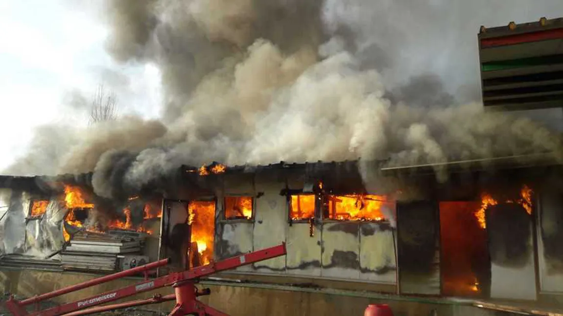 Incendiu de proporţii la marginea Capitalei. Mai multe autospeciale intervin pentru stingerea focului
