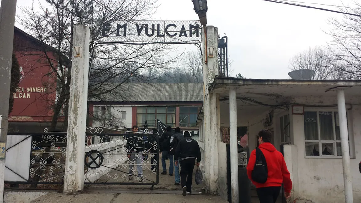 Accident la Mina Vulcan. Un miner a fost surprins de o surpare de cărbune