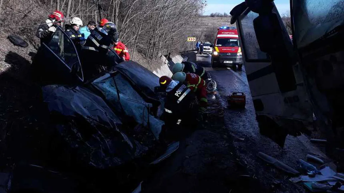 Accident grav, trei persoane încarcerate după coliziune dintre un TIR şi un autoturism