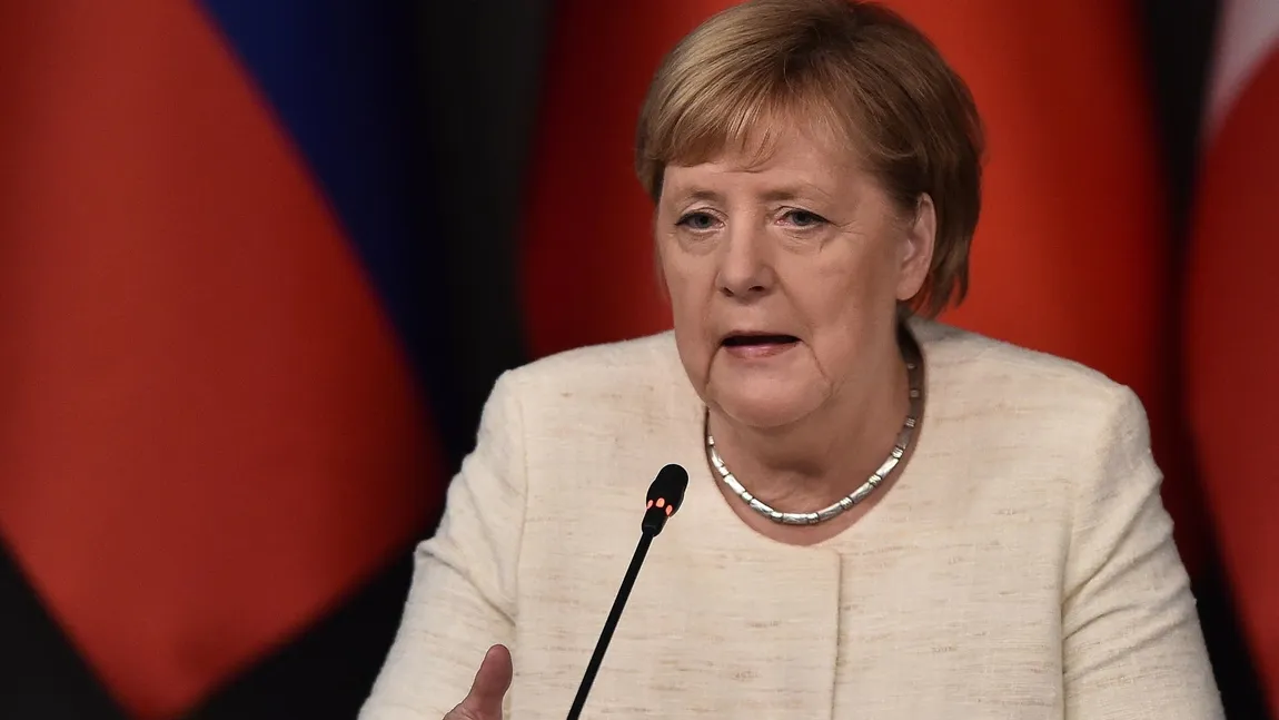 După episoadele de tremurat, Angela Merkel a încălcat protocolul şi a stat jos la ceremonia de primire a premierului danez