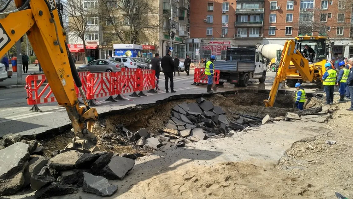 Un crater apărut în asfalt a restricţionat traficul rutier prin centrul Galaţiului