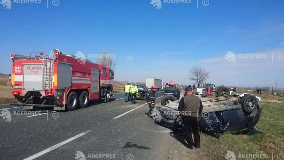 Accident cu trei victime la Bacău. Una dintre maşini s-a răsturnat FOTO