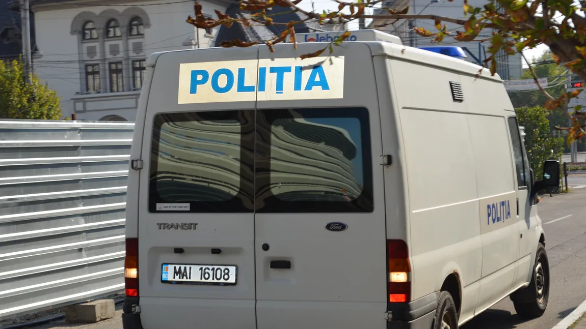 Spargere la bancă, în Târgu Jiu. Hoţii au reuşit să dărâme un perete şi să oprească alarma