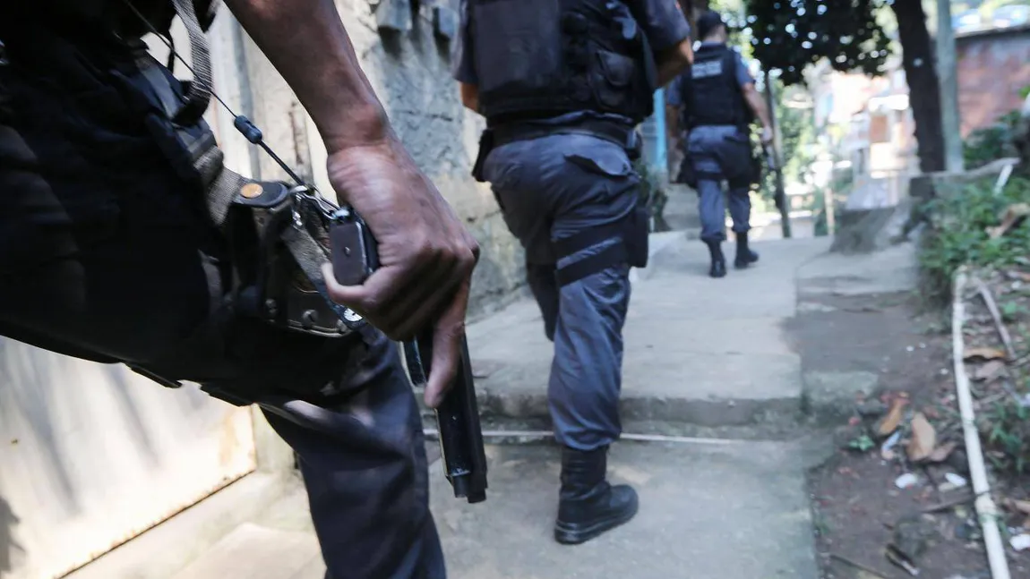 Doi poliţişti, arestaţi pentru asasinarea unei consiliere municipale
