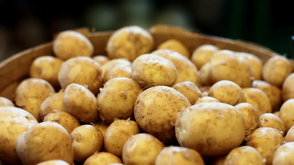 Alimentul de bază al românilor devine un lux. Preţul cartofilor noi, dublu în pieţe faţă de supermarketuri. Care este explicaţia