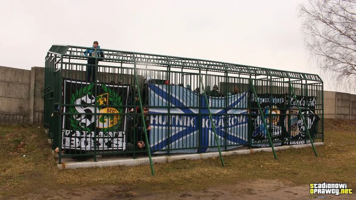 Suporterii oaspeţilor, ţinuţi în cuşcă. Primire scandaloasă pe un stadion din Polonia FOTO