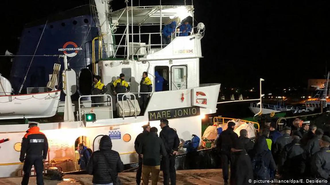 Nava umanitară din largul insulei Lampedusa ce transporta migranţi a fost capturată