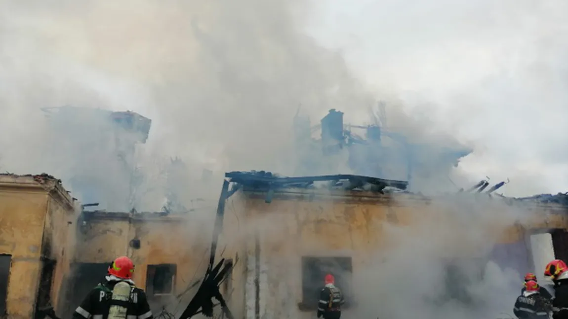 Incendiu puternic la o casă de pe şoseaua Bucureşti-Ploieşti FOTO