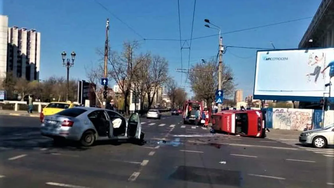 Accident grav în Bucureşti: o ambulanţă s-a răsturnat pe Podul Eroilor, sunt trei victime