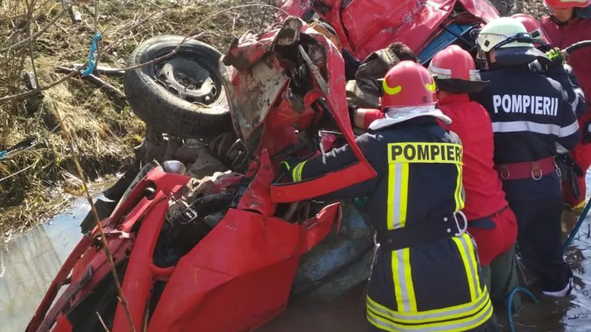 Un tânăr a murit, iar altul este în comă, după ce o maşină a plonjat în râu, la Bistriţa-Năsăud FOTO