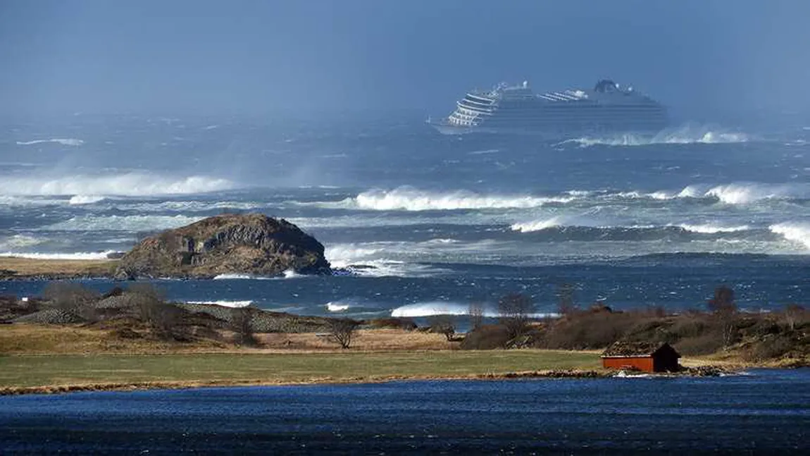 Pachebot în derivă, în Norvegia. Cei 1.300 de pasageri sunt evacuaţi cu elicopeterele