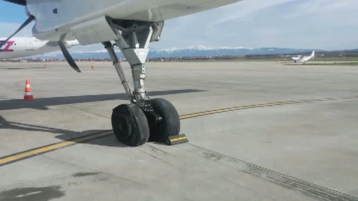Incident pe Aeroportul din Sibiu. Pneul roţii unui avion a explodat la aterizare