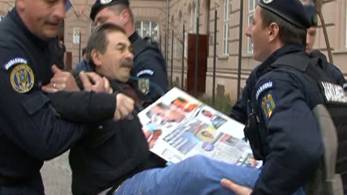 Alertă la Timişoara. Un bărbat a încercat să-şi dea foc în faţa Palatului de justiţie