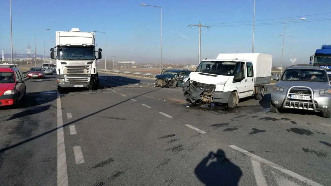 Accident la ieşirea de pe A1. Cinci persoane sunt rănite