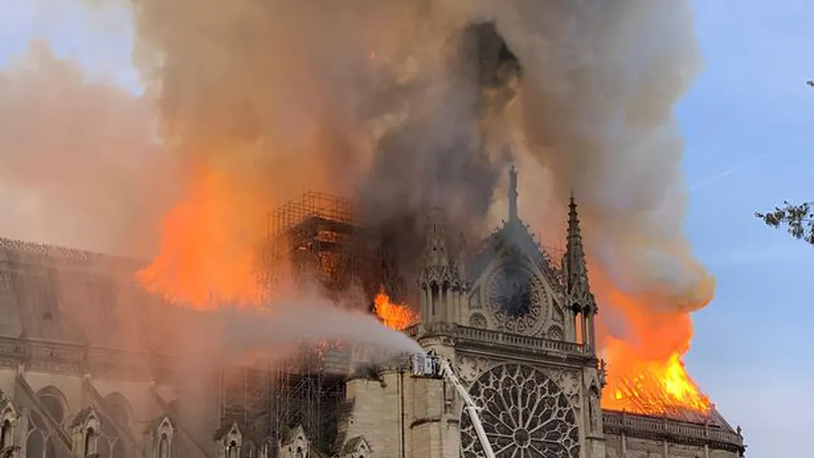 Incendiu la Notre-Dame.Motivul pentru care pompierii francezi nu au folosit elicopterele pentru a stinge focul care a cuprins catedrala