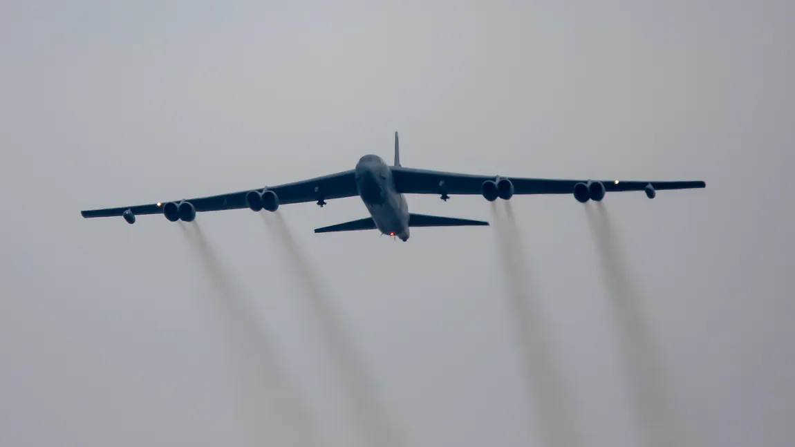 Temutul bombardier american B-52 face exerciţii de antrenament în spaţiul aerian al României