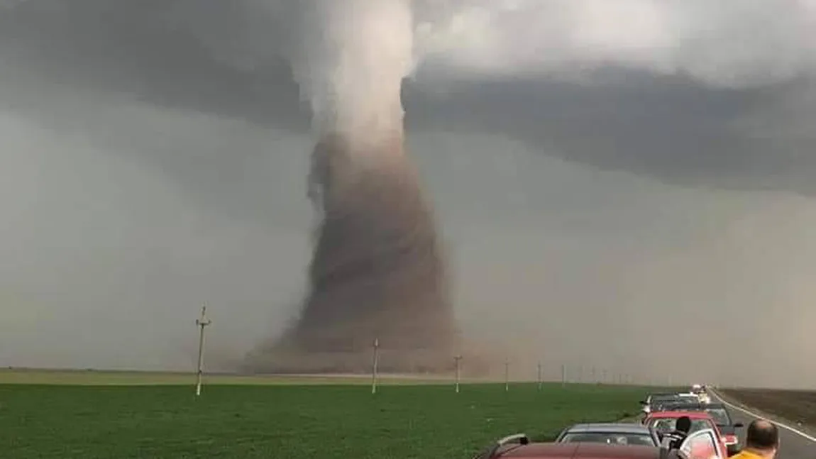 Imagini incredibile. Tornadă gigantică, filmată în Călăraşi. Autocar răsturnat de vântul puternic, mai mulți răniţi VIDEO