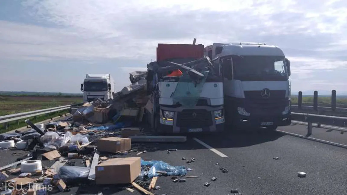 Două TIR-uri s-au ciocnit frontal, autostrada blocată mai multe ore