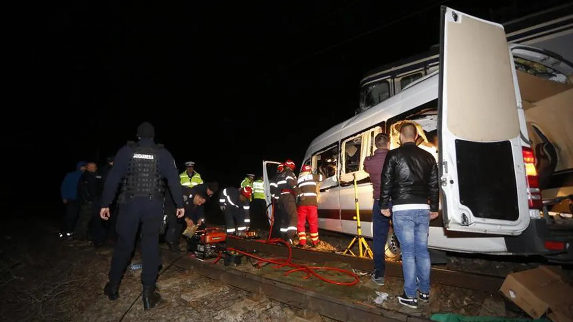 Şoferul microbuzului lovit de tren la Buzău nu este la prima abatere: a fost prins băut la volan şi nu a respectat timpii de odihnă