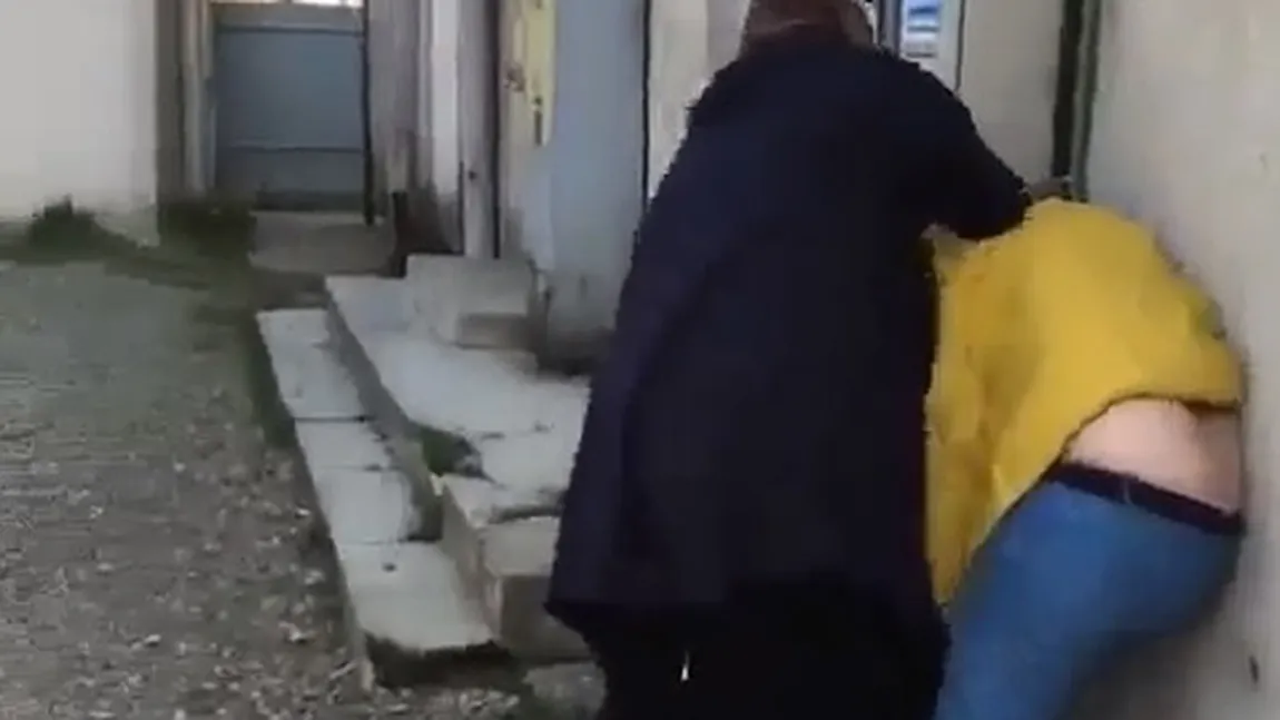 Elevă de 14 ani, bătută de o colegă de şcoală. Poliţia de deschis dosar penal