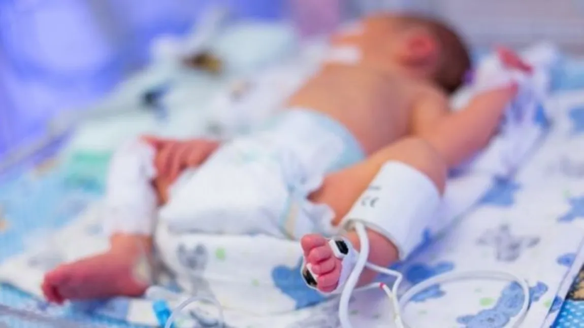 Nou-născut, în stare gravă, după ce a fost scos dintr-o toaletă. Mama copilului este anchetată de poliţişti