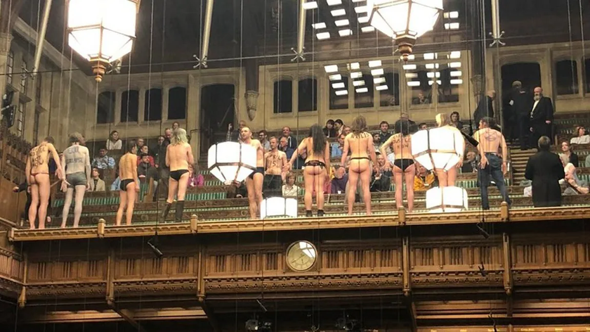 Activişti ai unei grupări împotriva schimbărilor climatice au protestat goi în Camera Comunelor VIDEO