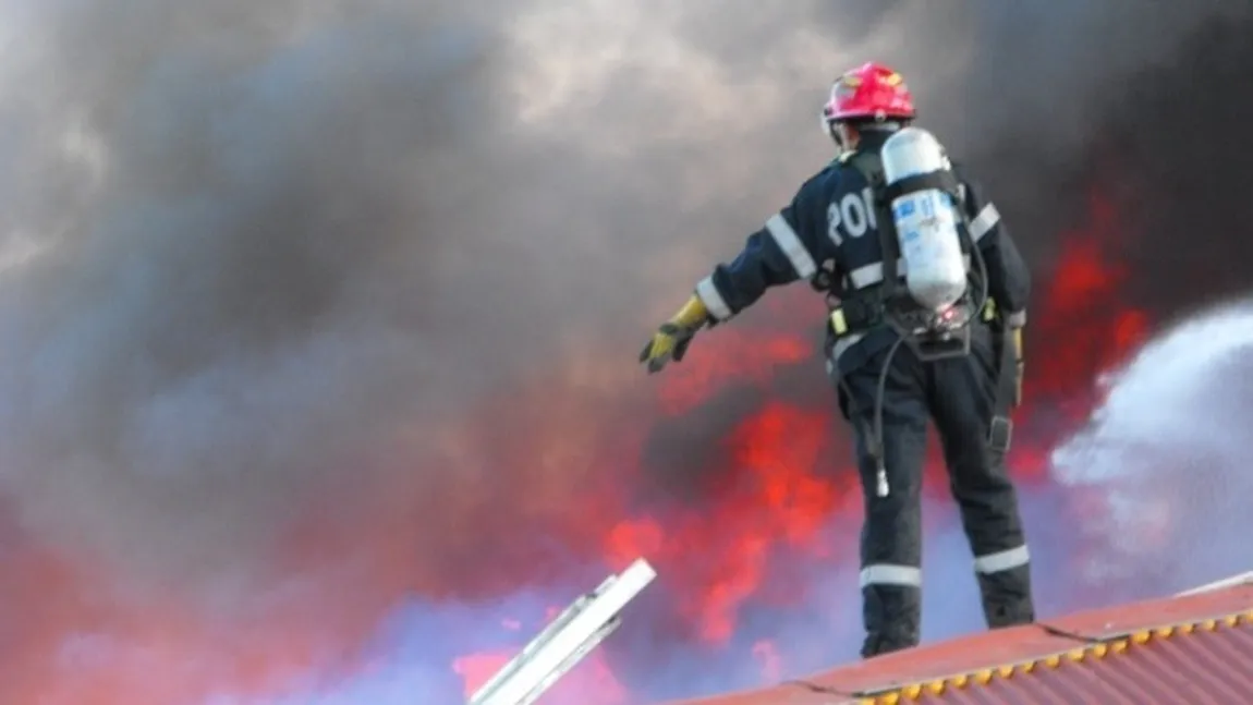 Incendiu devastator la Cernavodă. Pompierii acţionează pentru stingerea focului cu trei autospeciale. Persoane evacuate