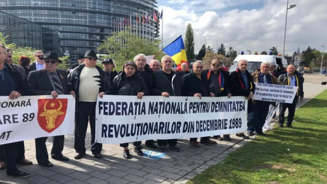 Mai mulţi revoluţionari s-au strâns în faţa parlamentului European şi cer demiterea lui Augustin Lazăr FOTO