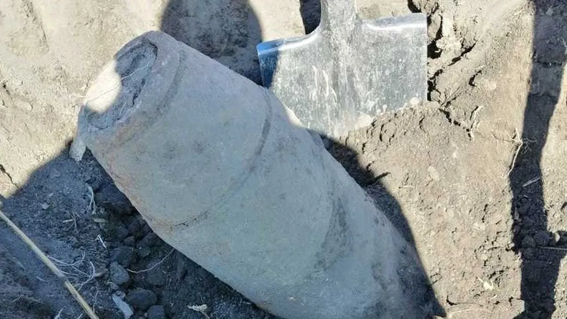 Bombă cu 50 kg de explozibil, descoperită pe un teren agricol în Galaţi